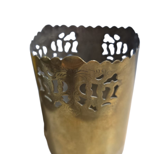 Antiga base para copo em dourado metal ricamente cinzelado