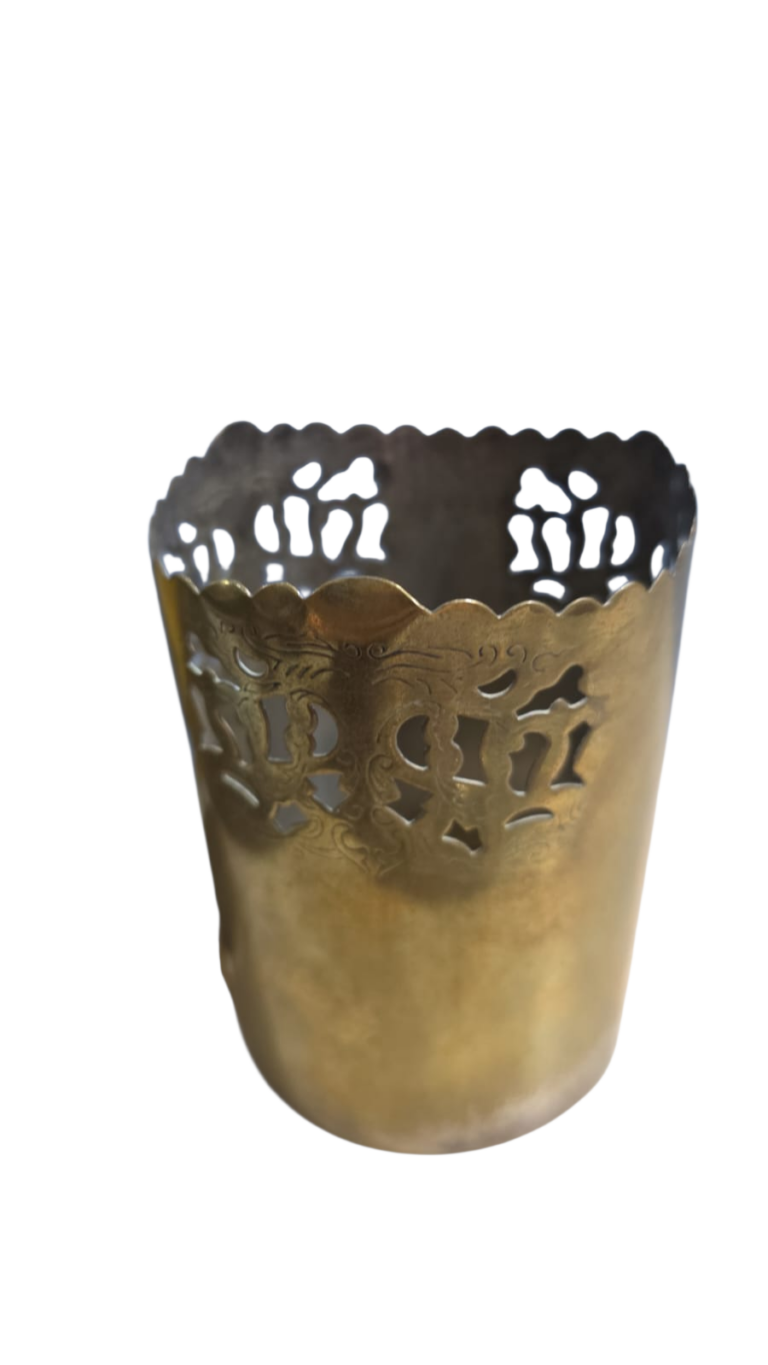Antiga base para copo em dourado metal ricamente cinzelado