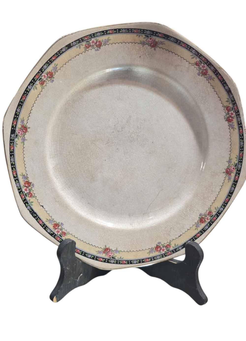 Antiga louça inglesa com belo craquelado do tempo e motivos florais na borda