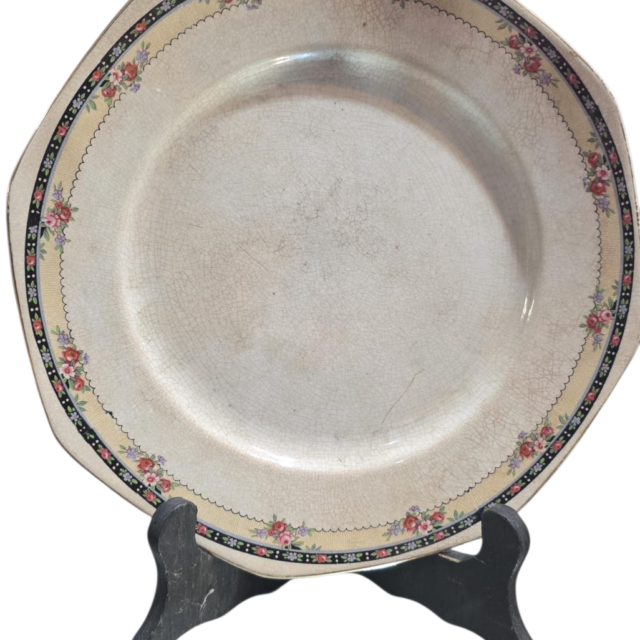 Antiga louça inglesa com belo craquelado do tempo e motivos florais na borda