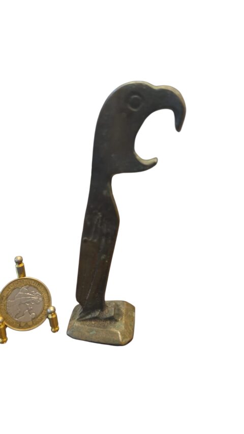 Antigo e raro abridor de garrafas de bronze
