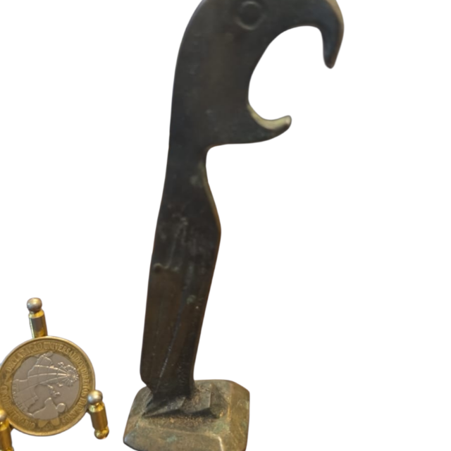 Antigo e raro abridor de garrafas de bronze