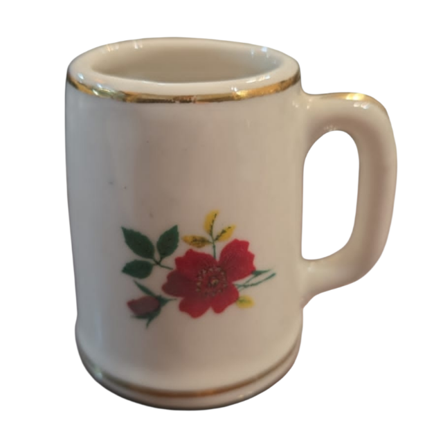 Pequena caneca de louça, motivos florais e filetes de ouro