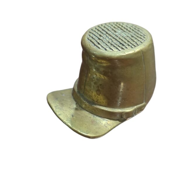 Antigo chapéu de bronze