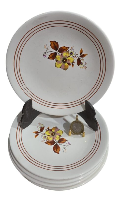 Conjunto com cinco pratos de sobremesa de louça nacional