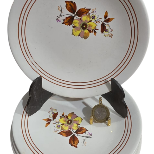Conjunto com cinco pratos de sobremesa de louça nacional