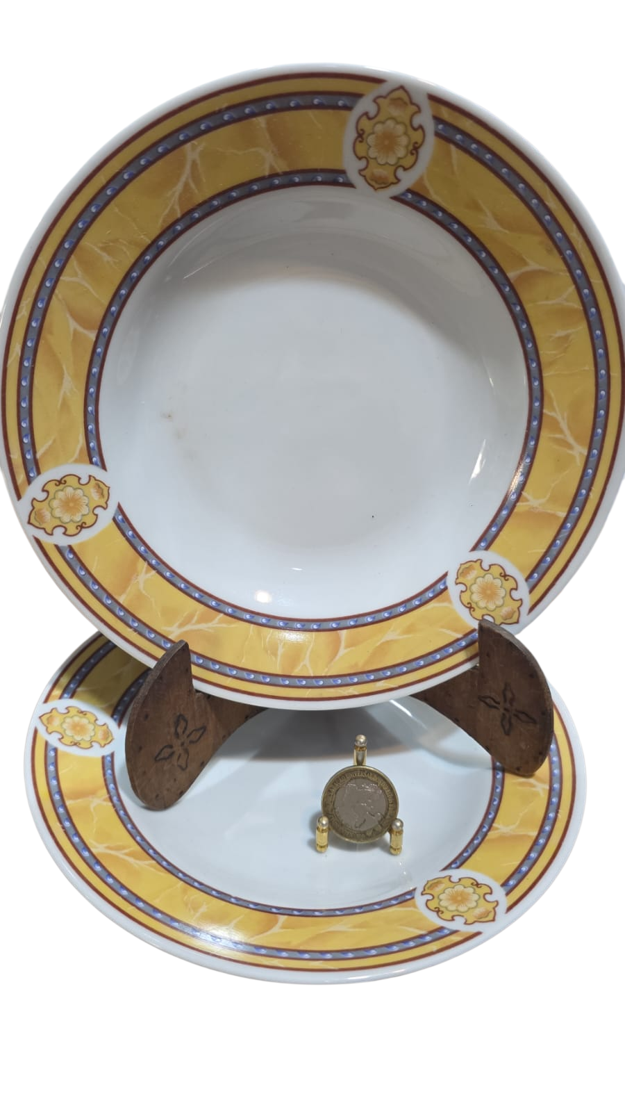 Par de pratos fundos de porcelana com bela arte
