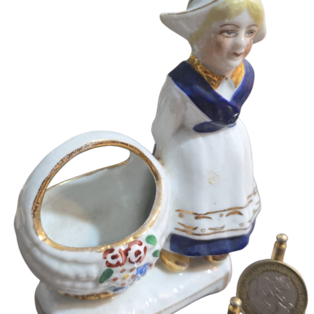 Antiga floreira de porcelana