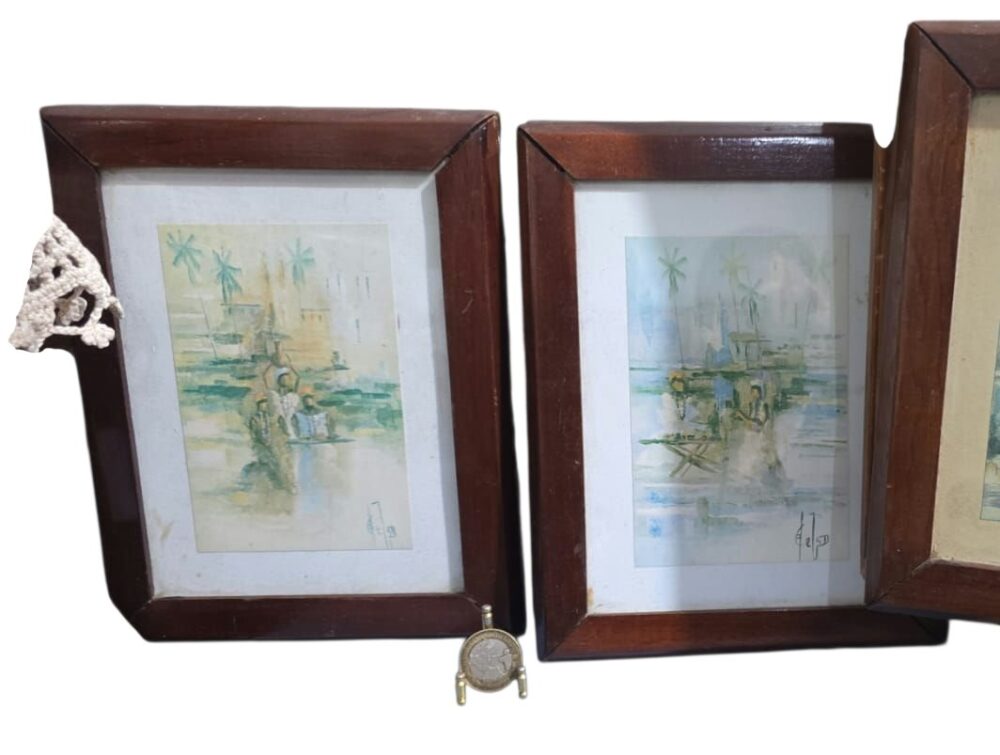 Par de pequenos quadros com antigas ilustrações, em bela moldura de madeira