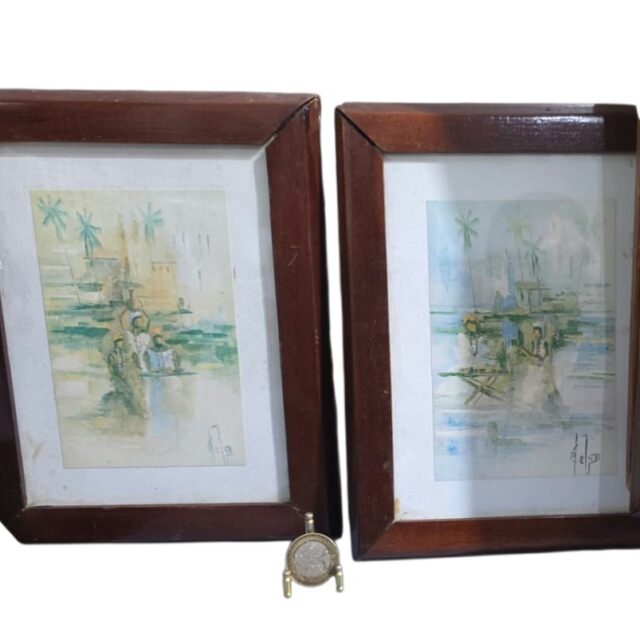 Par de pequenos quadros com antigas ilustrações, em bela moldura de madeira