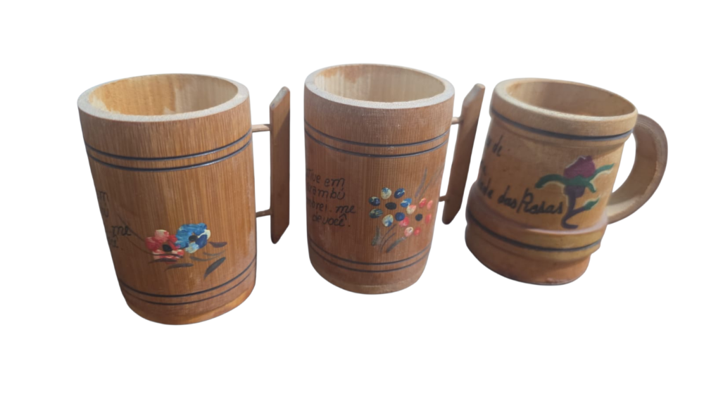 Trio de antigas canecas de madeira