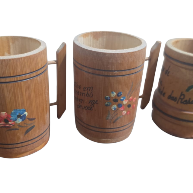 Trio de antigas canecas de madeira