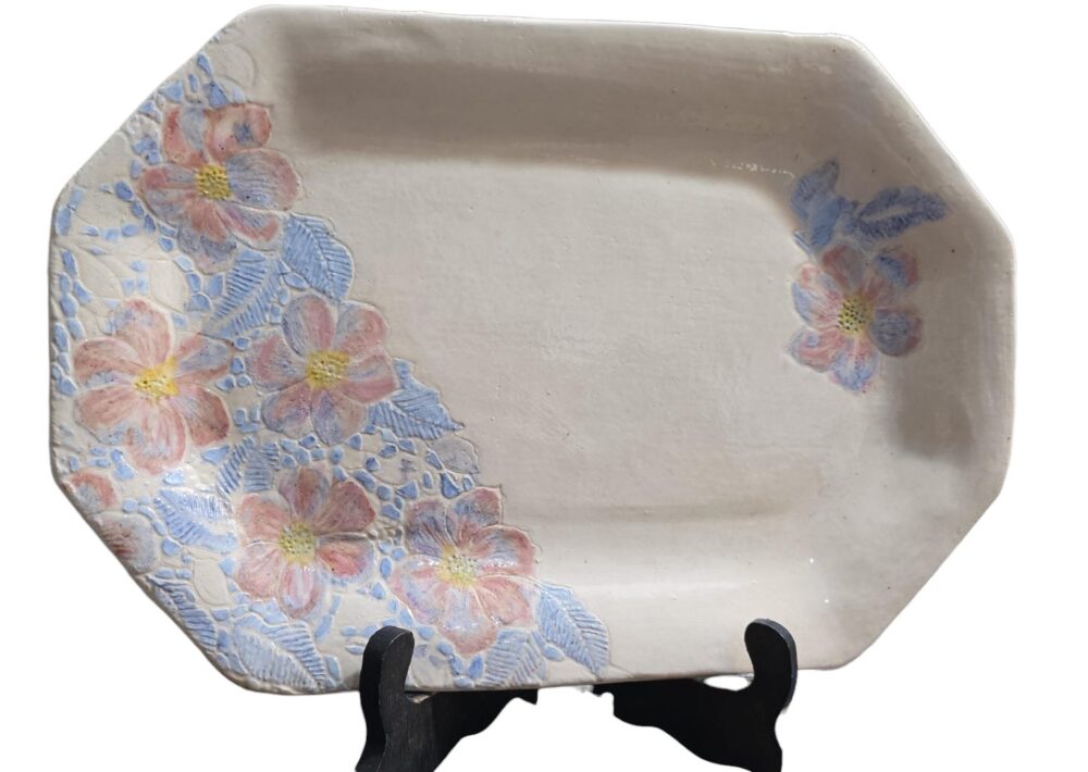 Antiga travessa de louça pintada a mão
