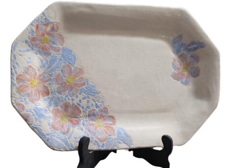 Antiga travessa de louça pintada a mão