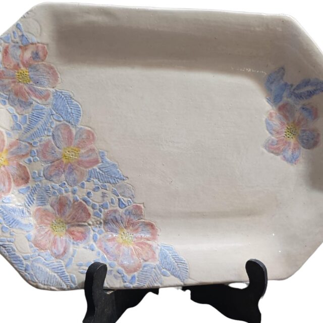 Antiga travessa de louça pintada a mão