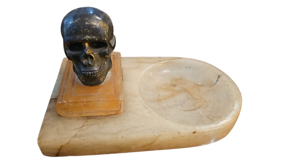 Antigo cinzeiro italiano de alabastro com caveira de bronze