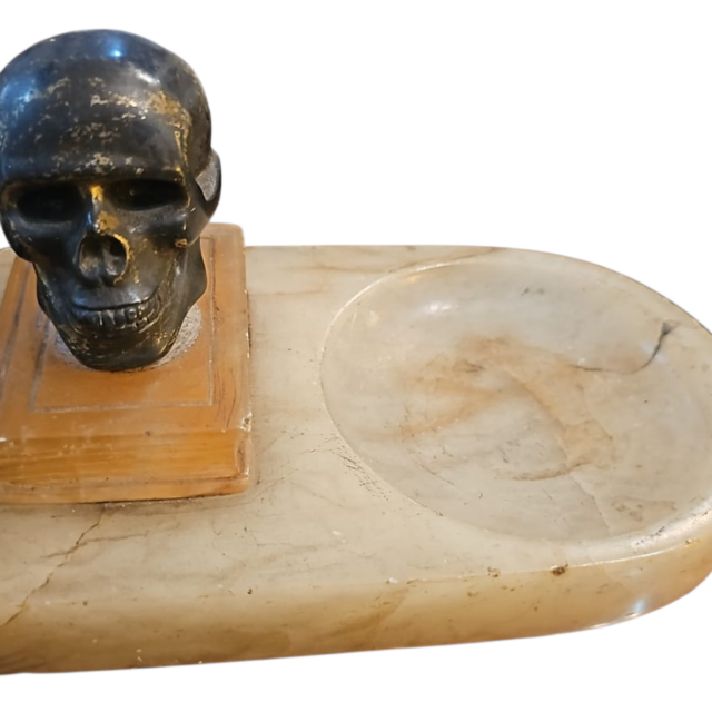 Antigo cinzeiro italiano de alabastro com caveira de bronze