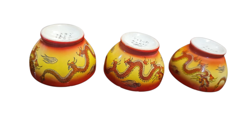 Conjunto de copinhos de saquê de porcelana com arte oriental