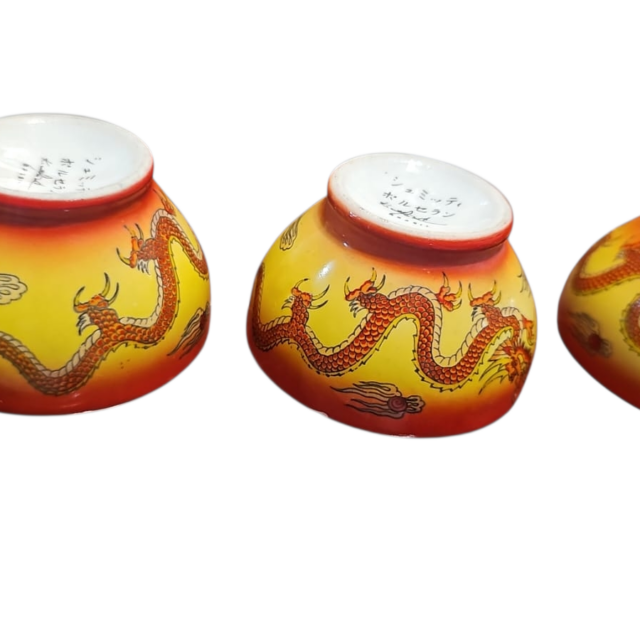 Conjunto de copinhos de saquê de porcelana com arte oriental