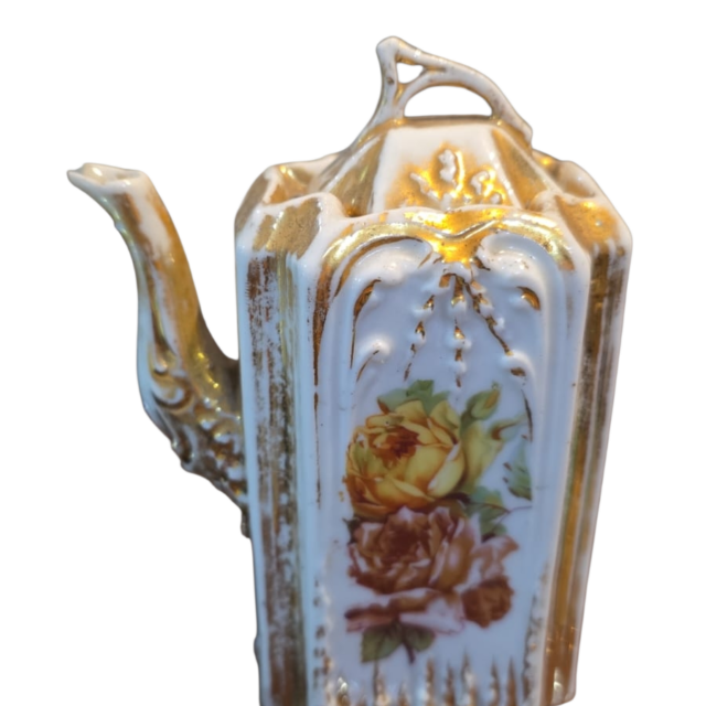 Gracioso e antigo bule de porcelana