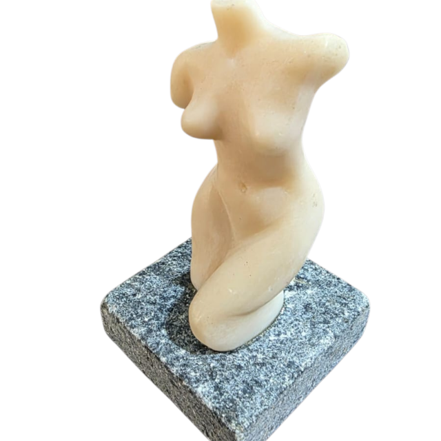 Bela pequena escultura em pó de mármore, base de pedra