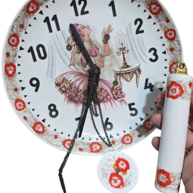 Antigo relógio de porcelana completo, com belíssima arte