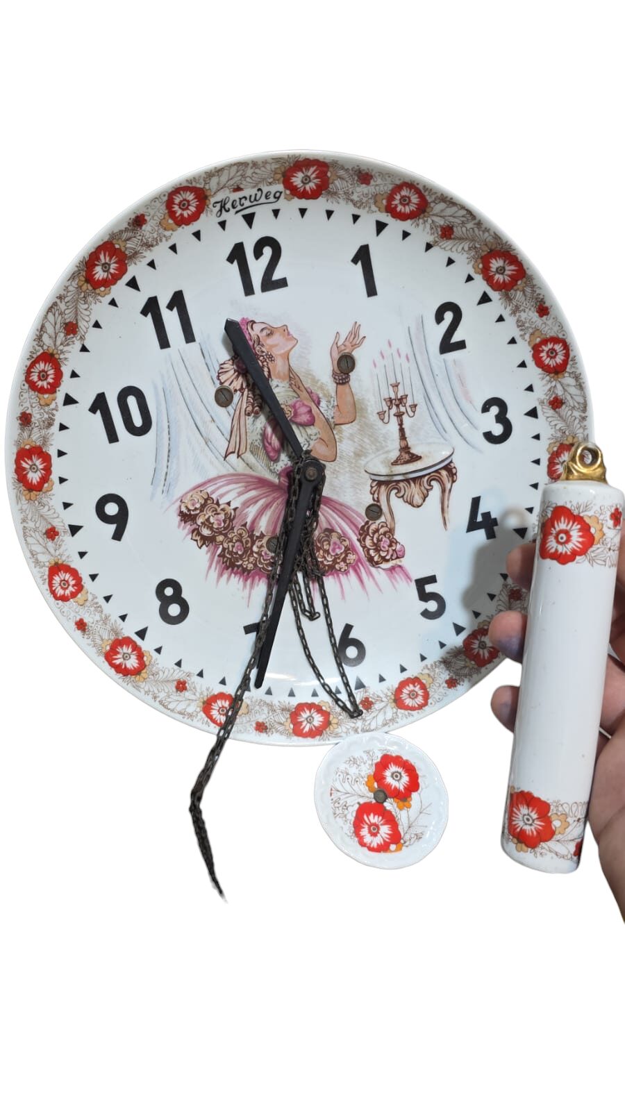 Antigo relógio de porcelana completo, com belíssima arte