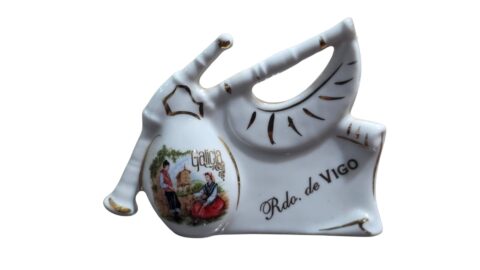 Souvenir espanhol em porcelana com filetes de ouro
