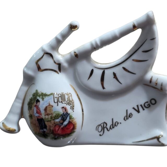 Souvenir espanhol em porcelana com filetes de ouro