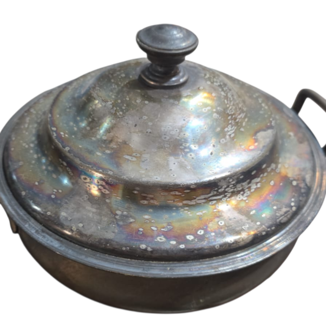 Antiga panela espessurada a prata