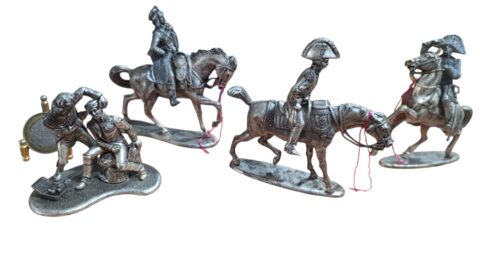 Coleção de esculturas francesas de antigos soldados de metal