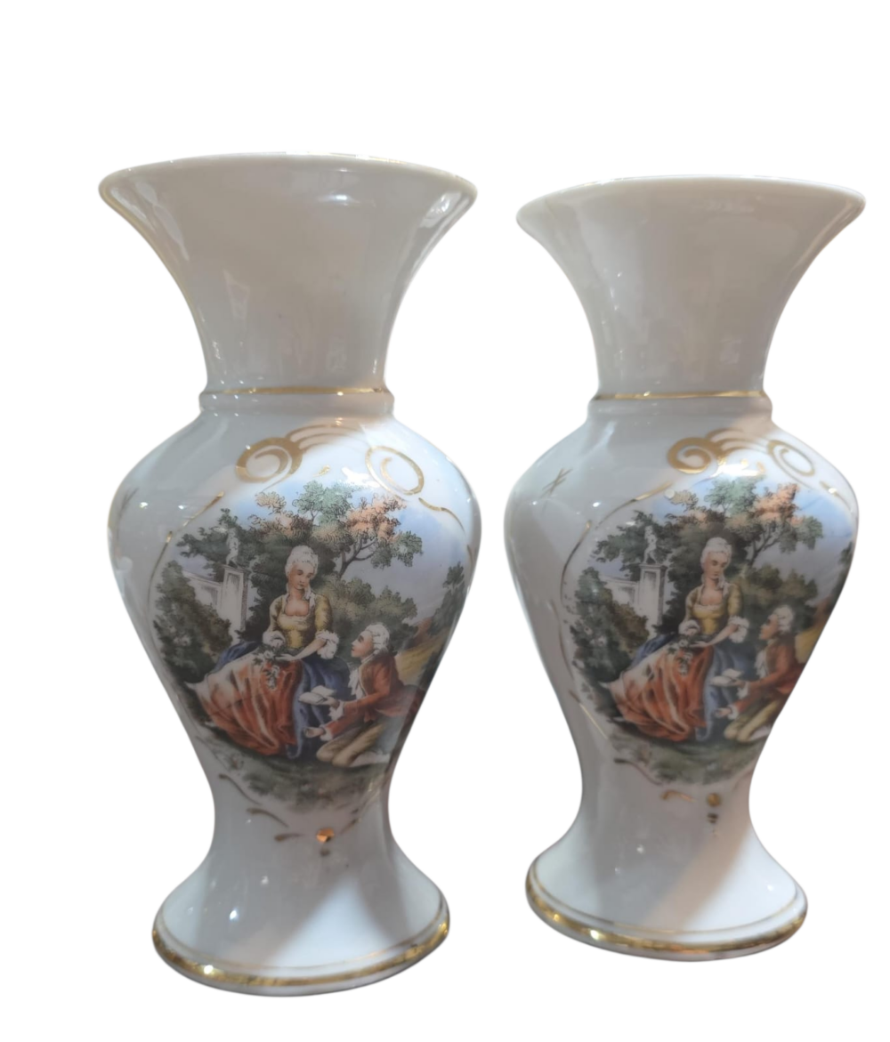 Par de belos vasos de porcelana cena galante, com filetes de ouro