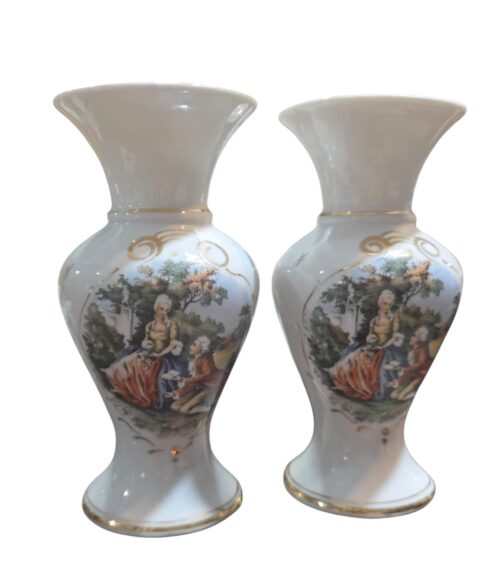 Par de belos vasos de porcelana cena galante, com filetes de ouro
