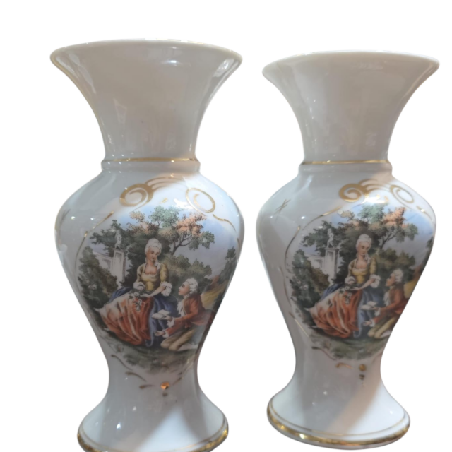 Par de belos vasos de porcelana cena galante, com filetes de ouro