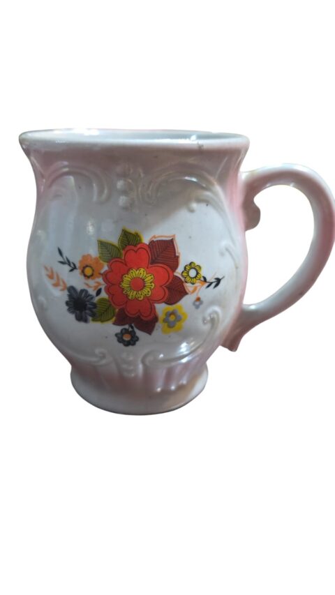 Antiga caneca de porcelana