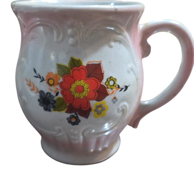 Antiga caneca de porcelana