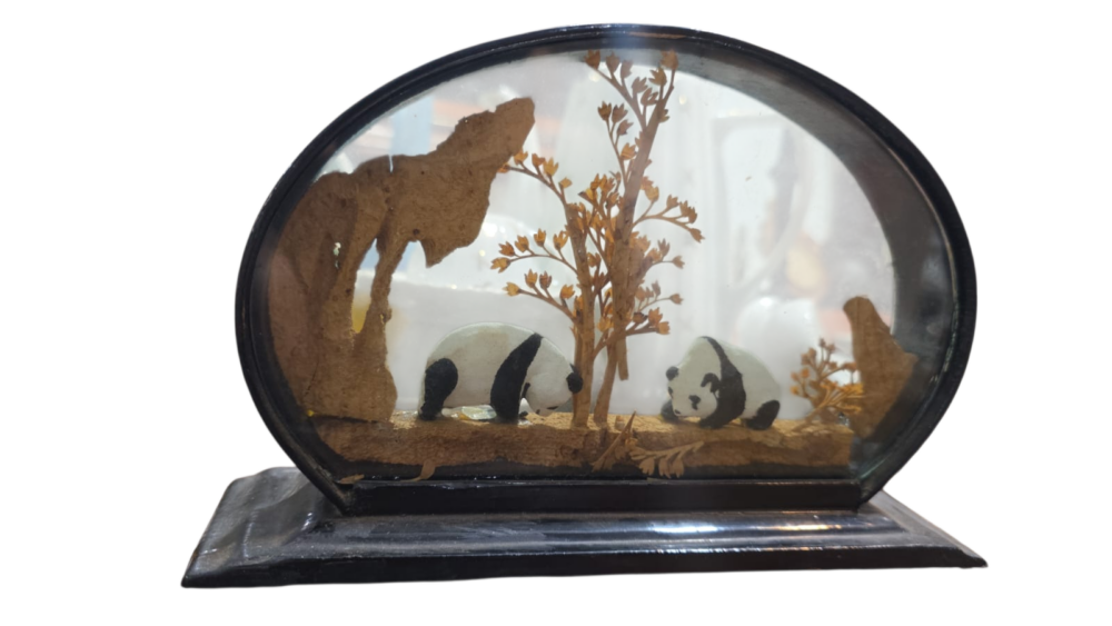 Decoração oriental com arte entalhada em madeira feita a mão na parte interna