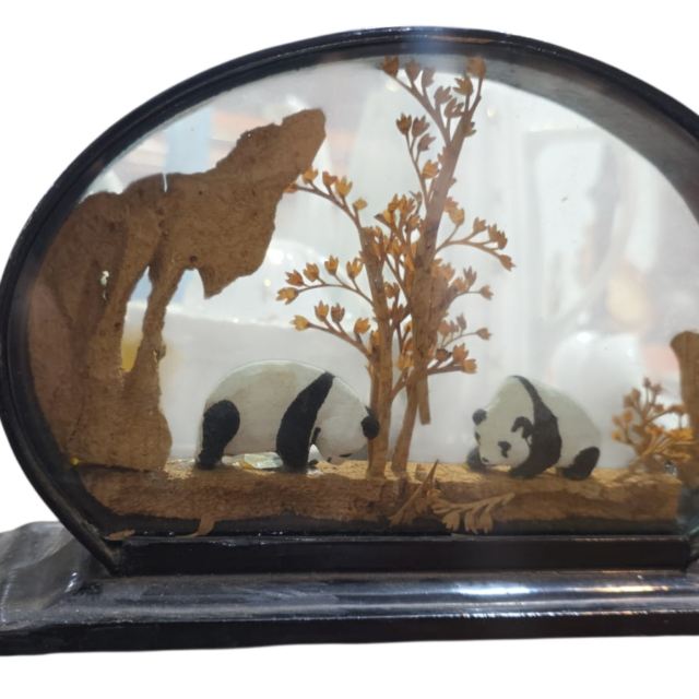 Decoração oriental com arte entalhada em madeira feita a mão na parte interna