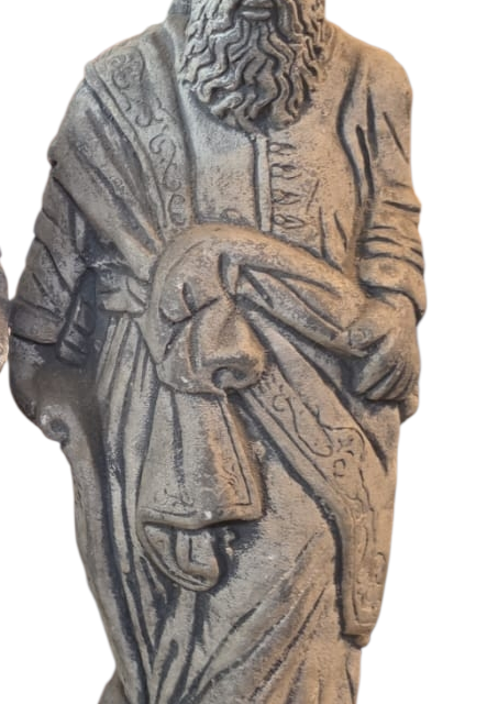 Grande e pesada escultura em material cimentício