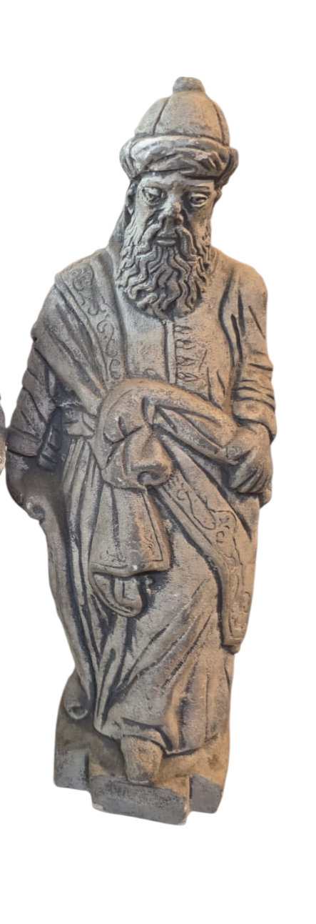 Grande e pesada escultura em material cimentício