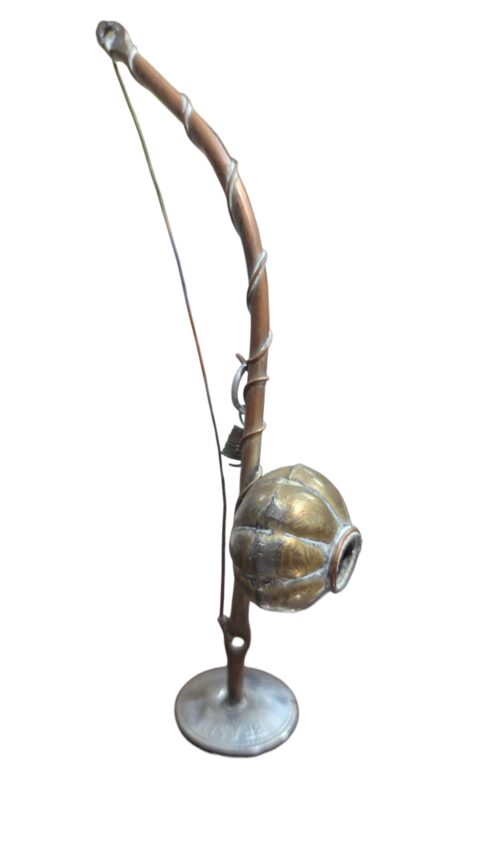 Antigo berimbau decorativo com moeda na base