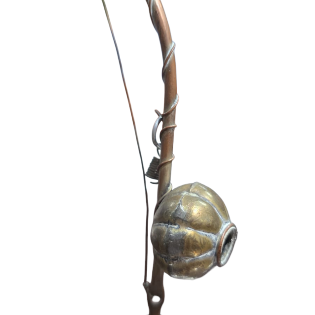 Antigo berimbau decorativo com moeda na base