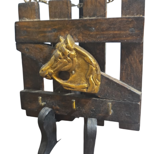 Belo pendurador cavalo, madeira e metal
