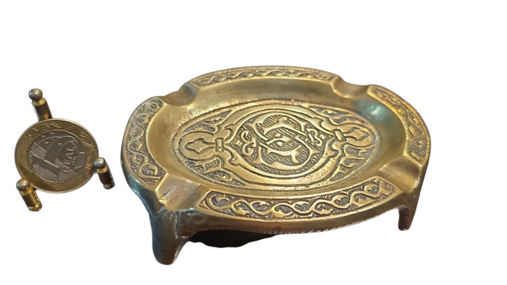 Antigo cinzeiro decorativo de bronze ricamente cinzelado