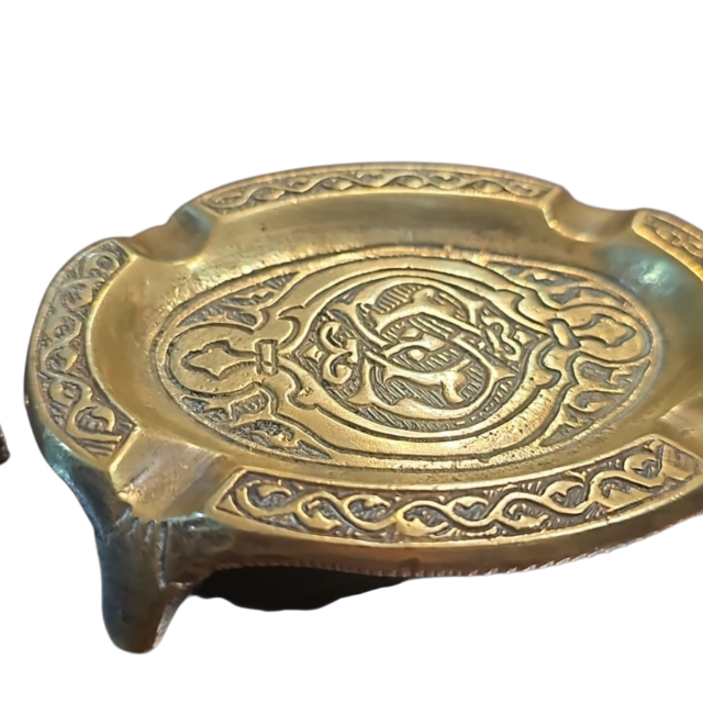 Antigo cinzeiro decorativo de bronze ricamente cinzelado