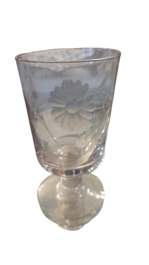 Taça de cristal com belas lapidações