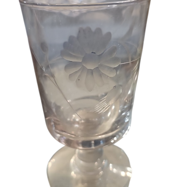 Taça de cristal com belas lapidações
