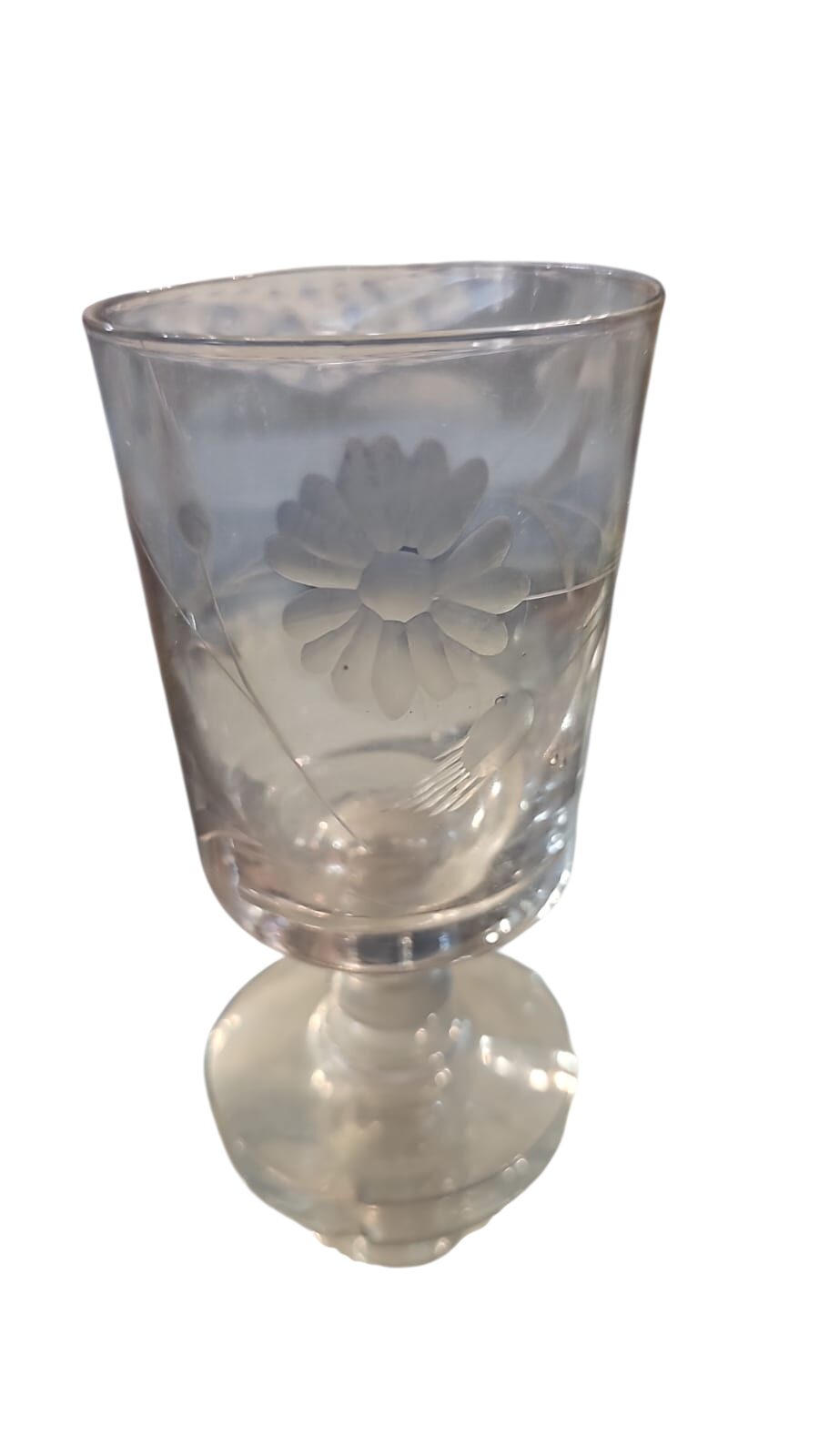 Taça de cristal com belas lapidações