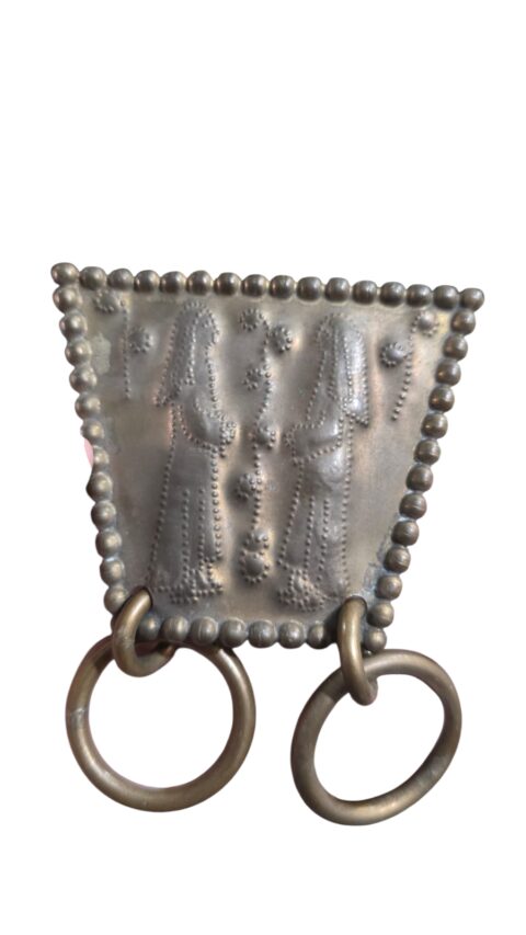 Item decorativo de pendurar em metal ricamente cinzelado com imagem sacra