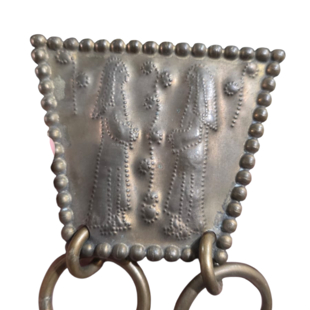 Item decorativo de pendurar em metal ricamente cinzelado com imagem sacra